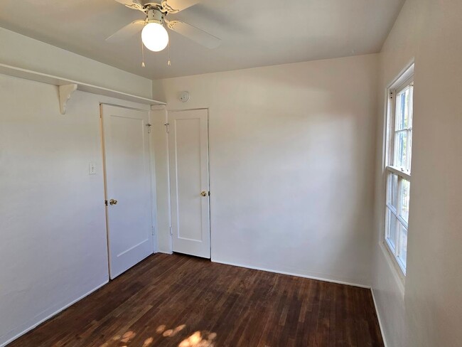 Building Photo - AVAILABLE NOW!!! 2 BEDROOM / 1 BATHROOM HO...