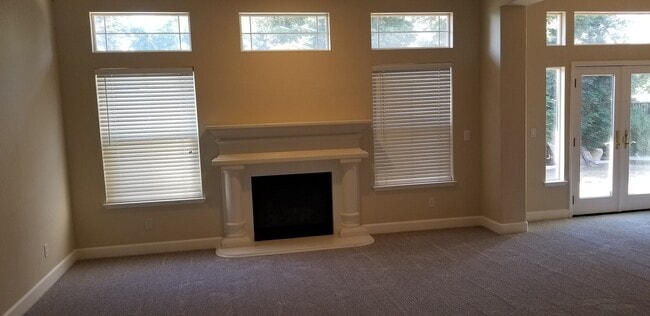 Building Photo - Beautiful spacious 4 Bedroom, 3 Bath home ...