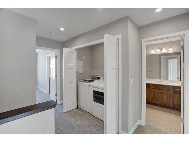 Building Photo - 855 Roselyn Dr