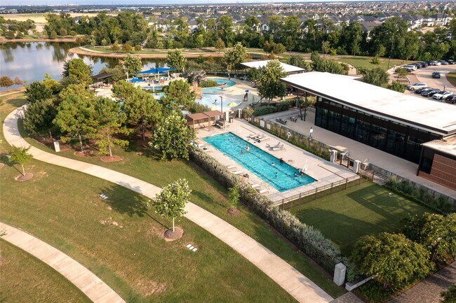 Building Photo - 18814 Cove Vista Ln