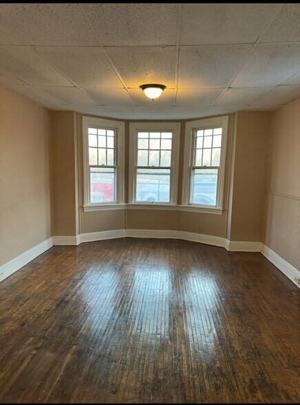 Building Photo - 112 E Washington St