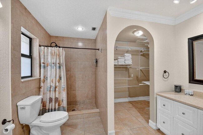 Building Photo - 1035 Soelca Dr
