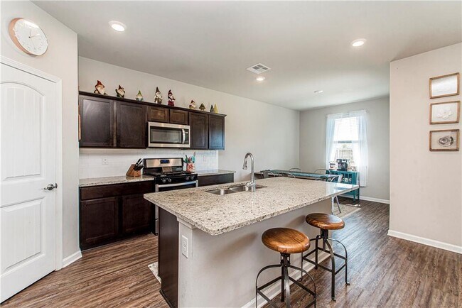 Building Photo - 717 W Lakeshore Landing Dr