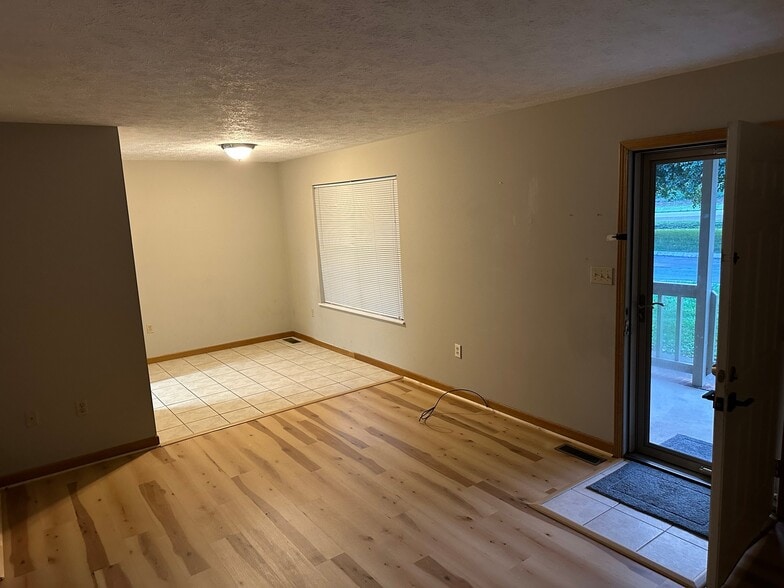 Building Photo - 2610 Mayfield Dr