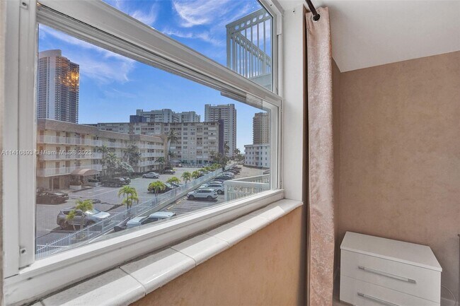 Building Photo - 1913 S Ocean Dr