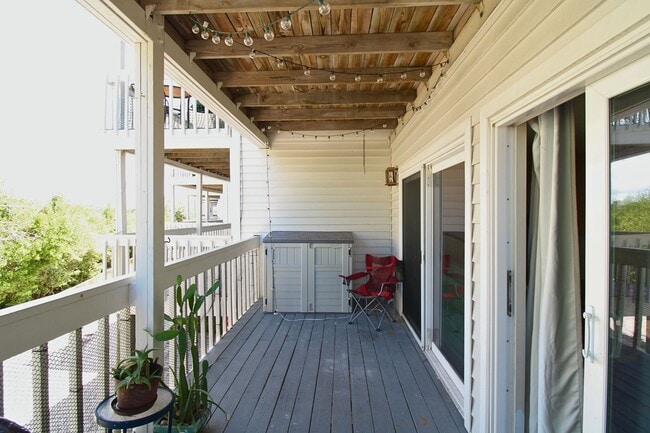 Building Photo - Beachside Bliss: Stunning 2 Bed, 2 Bath Co...
