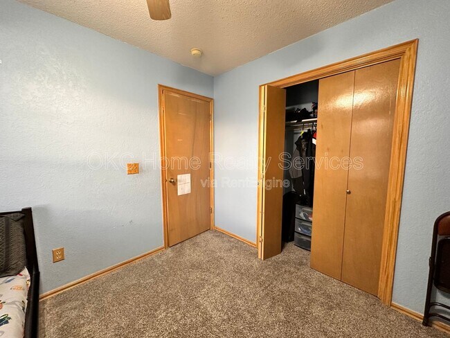 Building Photo - 17316 Valley Crst