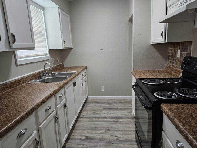 Building Photo - 6028 Laurel Hall Dr
