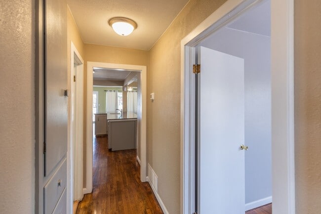 Building Photo - Cozy 3 Bed 2 Bath Home - Pets on Owner App...