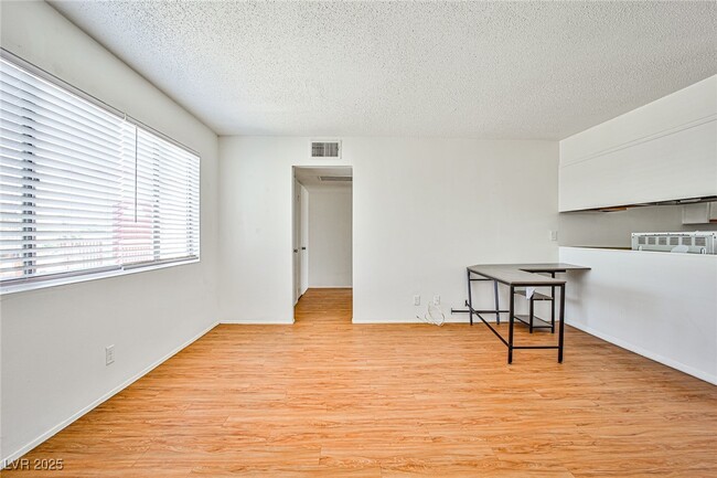 Building Photo - 5816 Bromley Ave