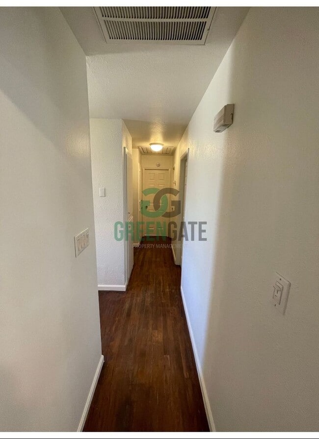 Building Photo - BEAUTIFUL 3 BEDROOM 2 BATH HOME MOVE IN RE...