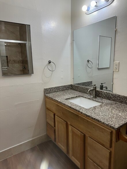 bathroom - 1522 N Sycamore St
