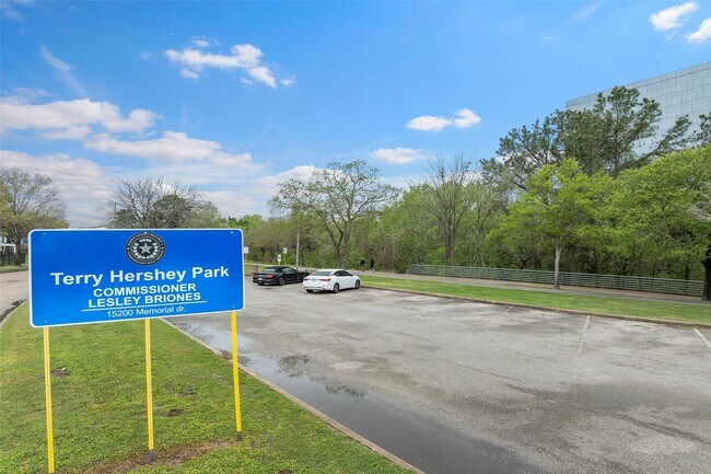 Building Photo - 766 Memorial Mews St