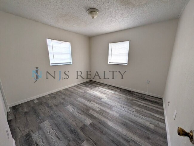 Building Photo - 3/1 over 1000sf home with New flooring, FRESH paint, open floorplan!!