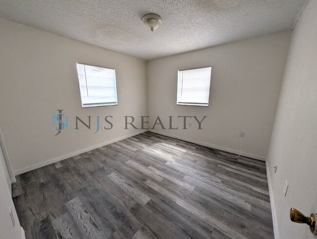 Building Photo - Accepting Section 8- 3/1 over 1000sf home with New flooring, FRESH paint, open floorplan!!