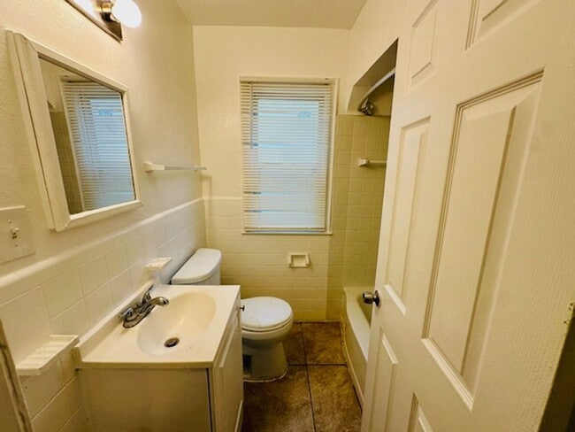 Building Photo - Nicely Updated 3 Bedroom 1 Bath Welcome Se...