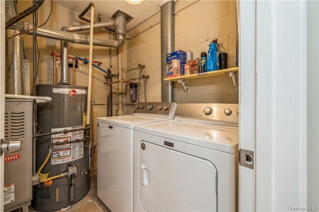 Building Photo - 27 The Knolls