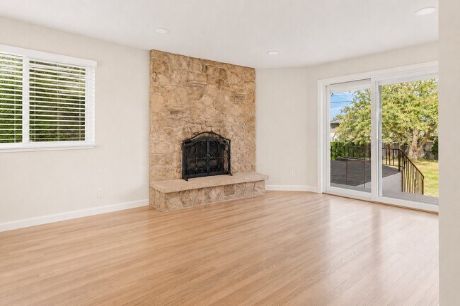 Building Photo - 787 Redmaple Cir