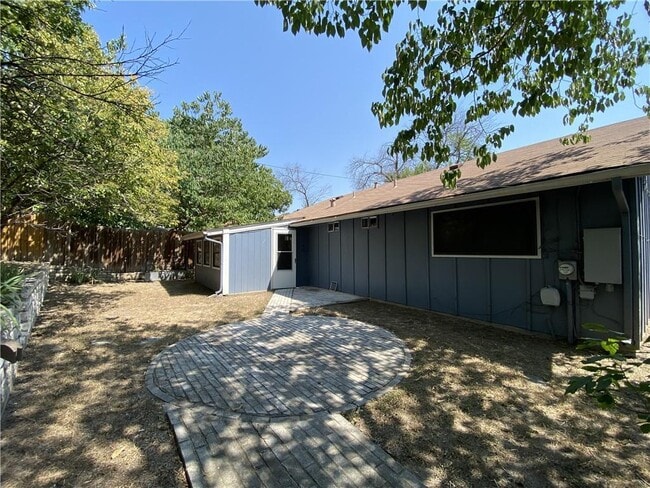 Building Photo - 1303 Barrington Dr