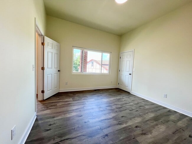 Building Photo - Now showing 3BR 2 full Bath house with lar...