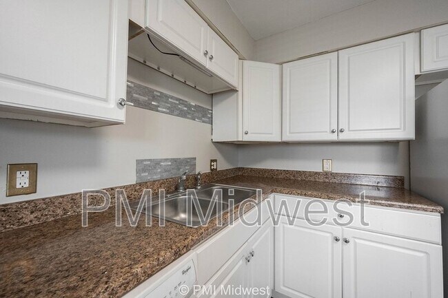 Building Photo - 140 Maple Park Dr