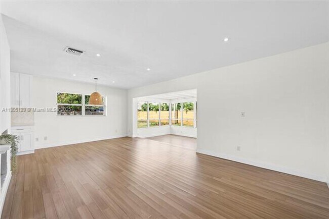 Building Photo - 9411 Jamaica Dr