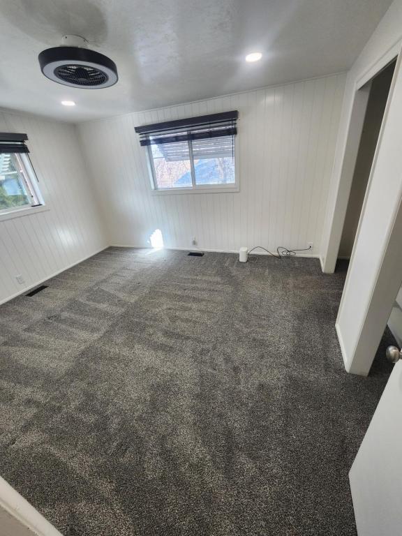 Building Photo - 185 Country Club Dr