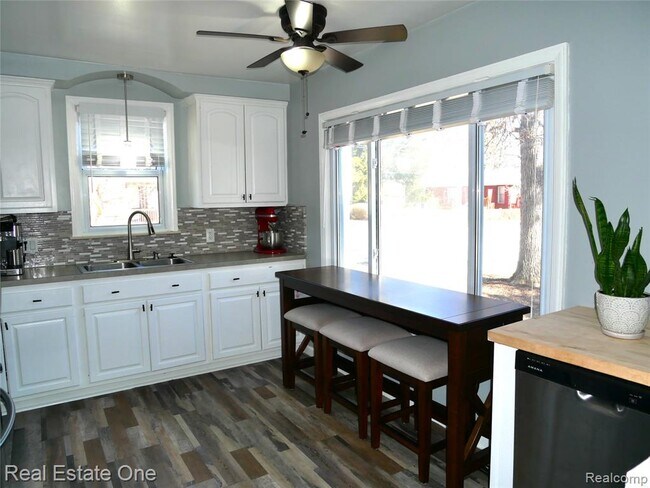 Building Photo - 2881 Ellwood Ave