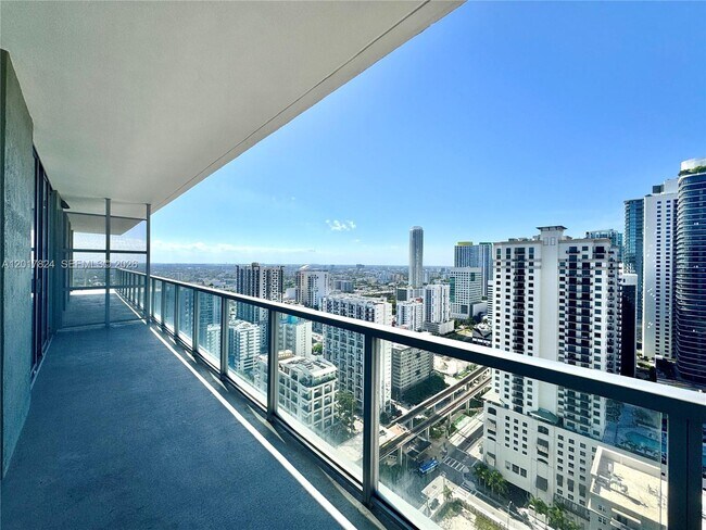 Building Photo - 1111 SW 1st Ave