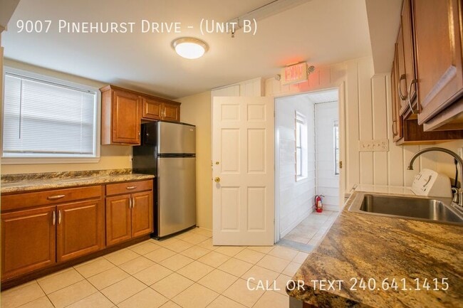 Building Photo - 9007 Pinehurst Dr