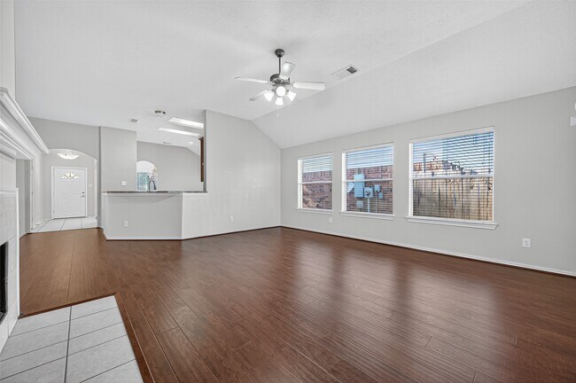 Building Photo - 6927 Great Oaks Shadow Dr