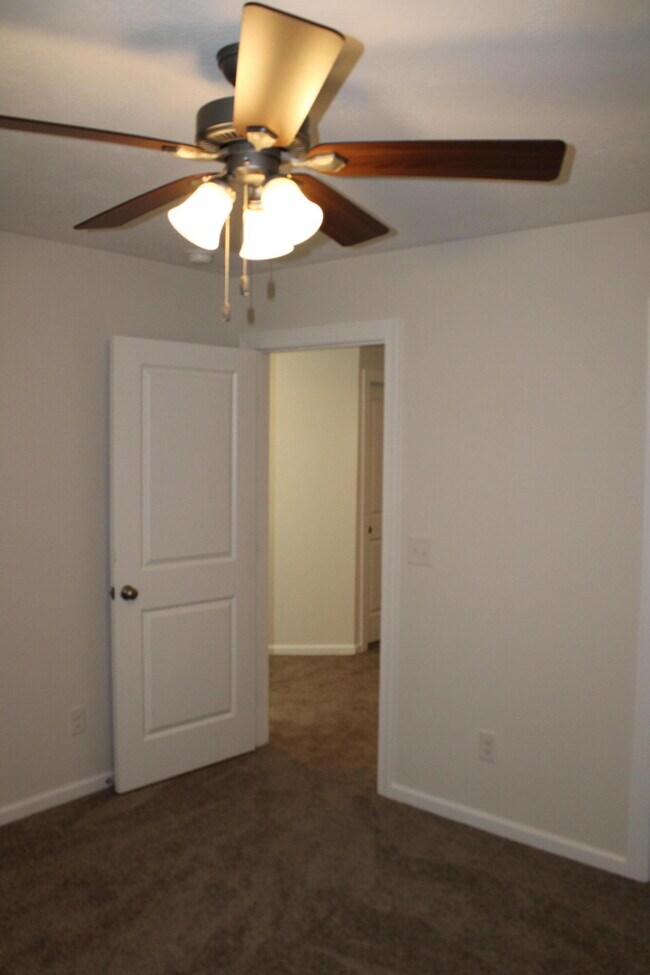 Building Photo - 846 Lillian Pk Dr
