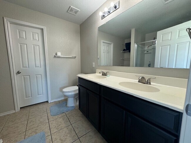 Building Photo - Super Nice! Featuring 4 bedroom/ 3 bath