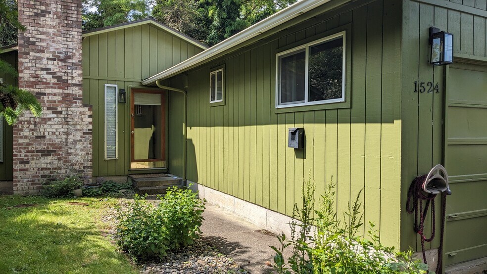 Primary Photo - 1524 NE Junior St