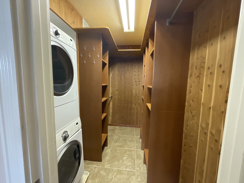 Primary bedroom closet - 2612 Pearce Dr