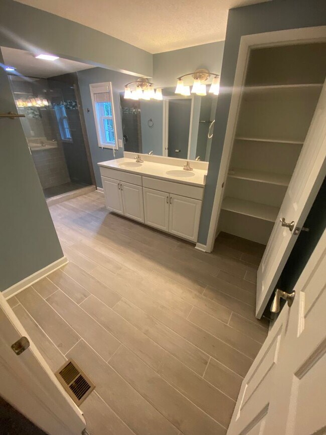 Building Photo - 4 Bedroom - Upper Arlington