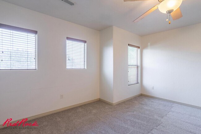Building Photo - 3 Bedroom Townhome In Fossil Hills!