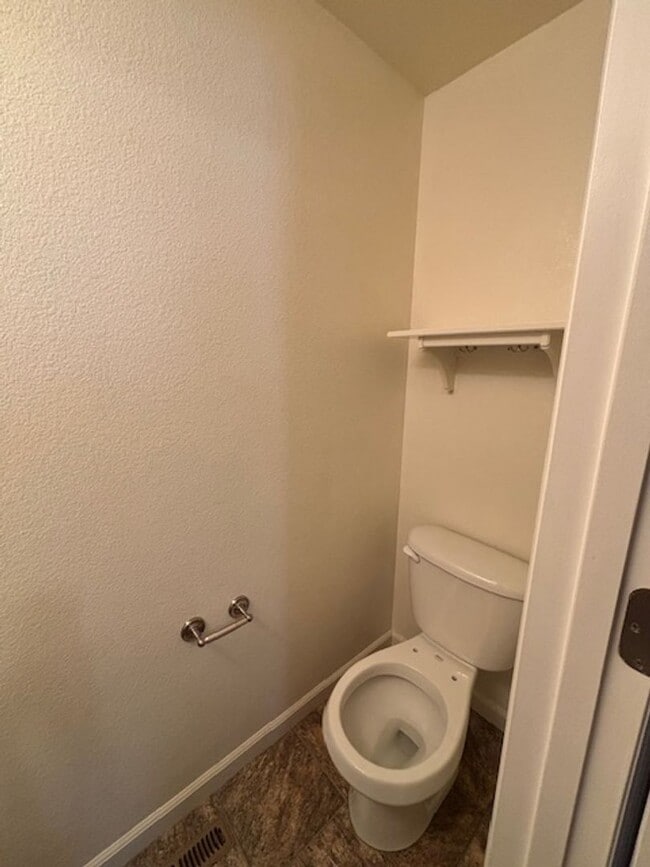 Building Photo - 4 Bedroom 3.5 Bath Townhome in Saddle Ridg...