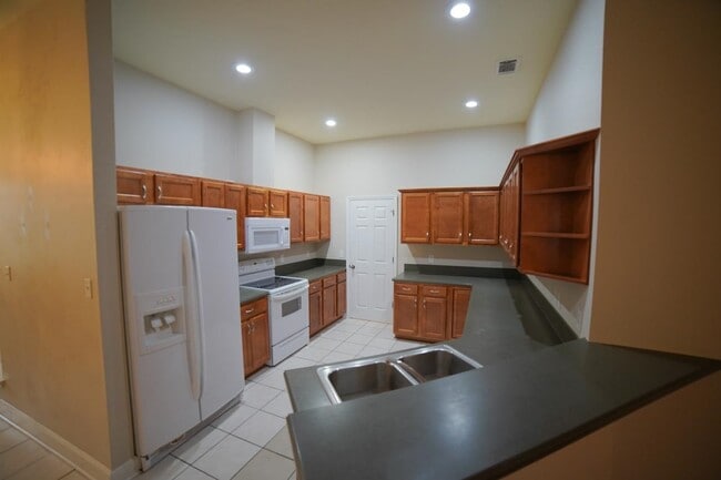 Building Photo - 5560 Hampton Hill Cir