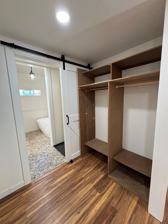 Building Photo - Charming Remodeled Cottage Home in Oak View