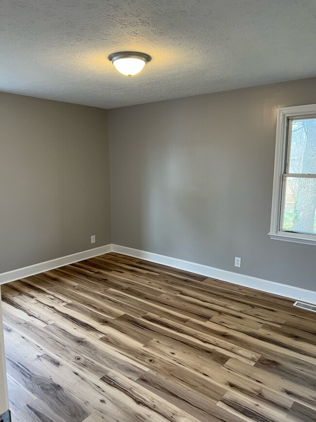 Building Photo - 119 Lakeview Dr