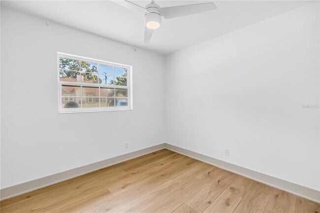 Building Photo - 1230 Kenwood Ave N