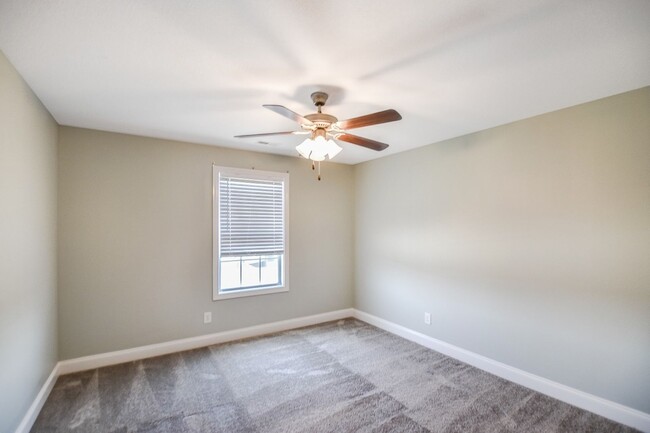 Building Photo - Pet Friendly Four Bedroom in Rossview!