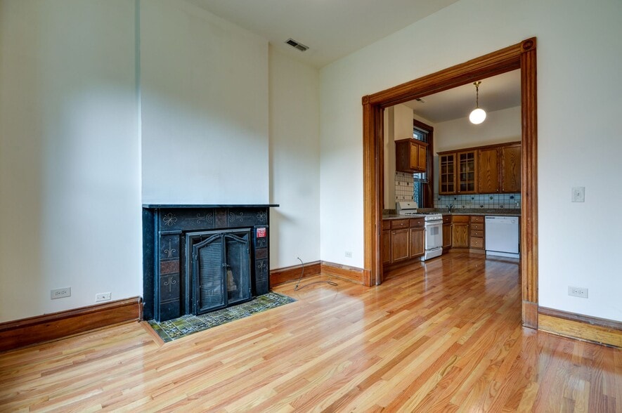 Building Photo - 2247 N Lincoln Ave
