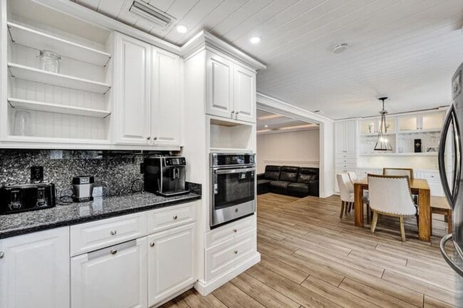 Building Photo - 5612 Harding St