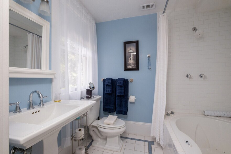 Building Photo - 221 SE 7th St