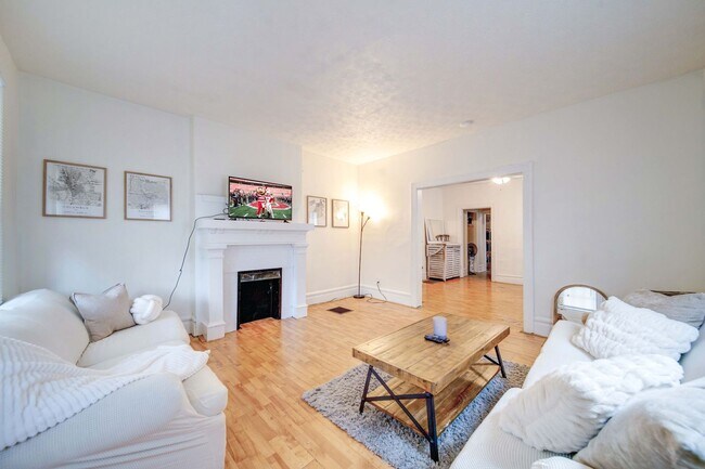 Building Photo - Ultimate 6-Bedroom House with Modern Kitchen, Baths & Private Parking!