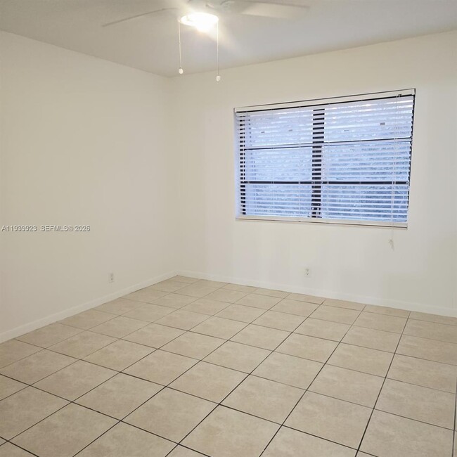 Building Photo - 3115 Oakland Shores Dr