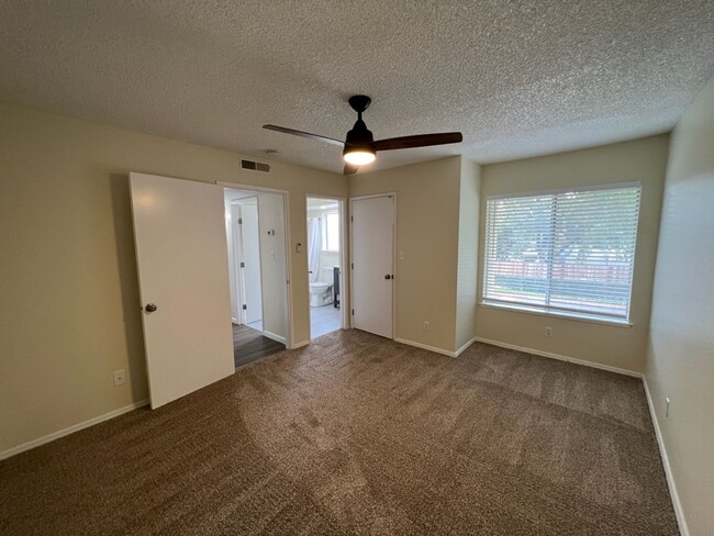 Building Photo - Updated 2 bedroom condo located in a gated...