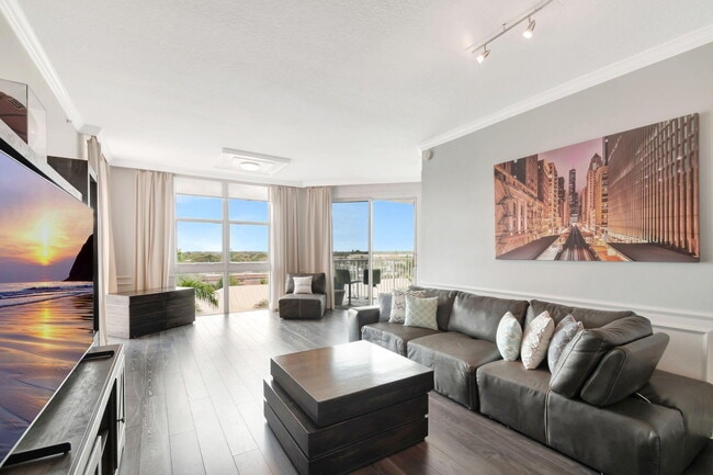 Building Photo - 804 E Windward Way